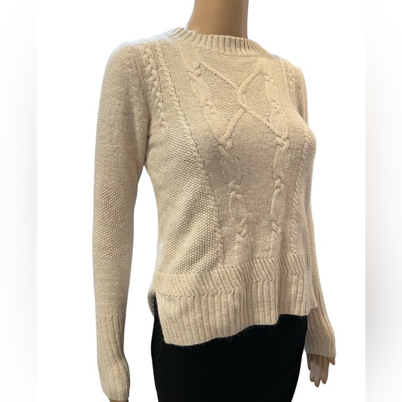 Beautiful knit sweater - Picture 3 of 9